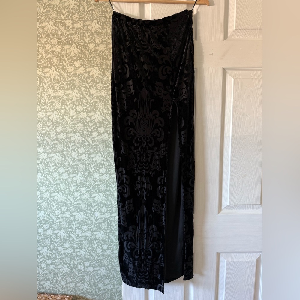 Tove Maxi Skirt in Black
MAJORELLE